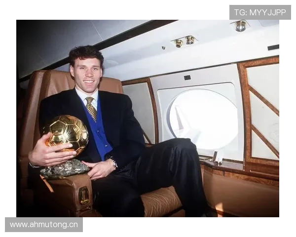 马尔科·范巴斯滕回顾职业生涯,传奇球员转型足球教练的精彩历程分析 马尔科·范巴斯滕回顾职业生涯,传奇球员转型足球教练的精彩历程分析